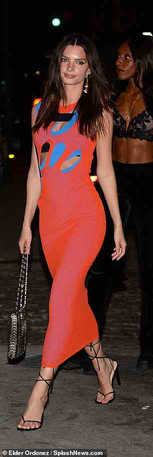Leuchtend: Das 30-jährige Model betonte ihre durchtrainierte Figur in einem anschmiegsamen neonorangenen Kleid mit einem puderblauen Slip