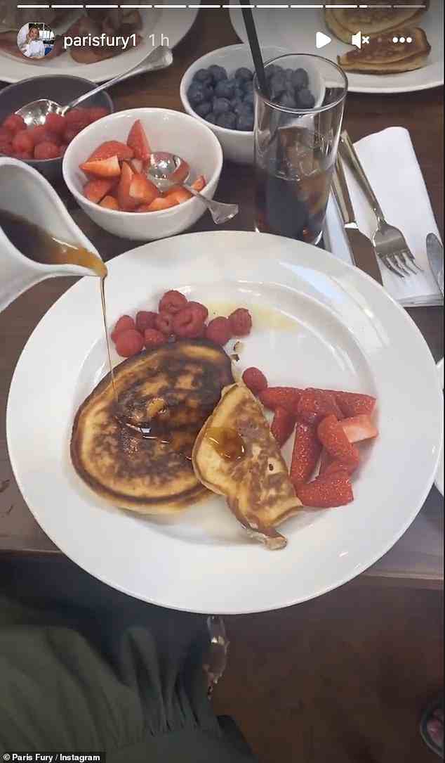 Lecker!  Der Fury-Clan genoss am Sonntagmorgen ein Frühstück der Champions – mit Pfannkuchen und Obst im Angebot