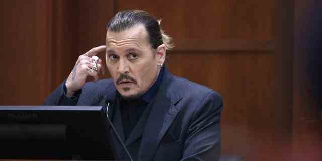 Der US-Schauspieler Johnny Depp sagt während des 50 Millionen US-Dollar schweren Verleumdungsprozesses Depp vs. Heard vor dem Fairfax County Circuit Court in Fairfax, Virginia, aus.