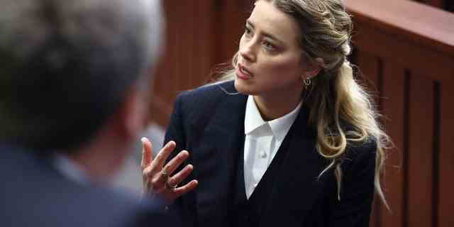 Schauspieler Amber Heard erscheint am Donnerstag, 21. April 2022, im Gerichtssaal des Fairfax County Circuit Court in Fairfax, Virginia. 