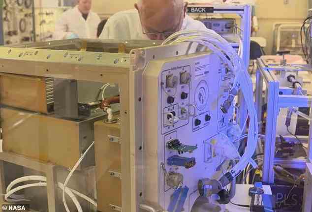 Das Herzstück des Spacesuit Evaporation Rejection Flight Experiment (SERFE) der NASA ist ein ofengroßes Gerät, das sich jetzt an Bord der ISS befindet