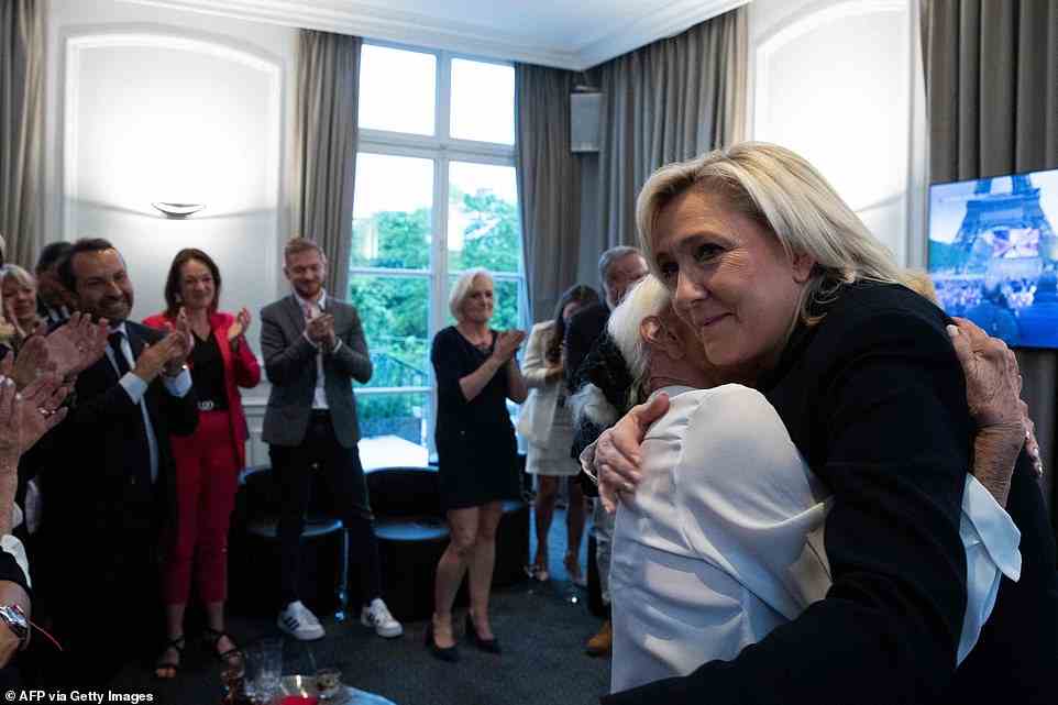 Die Präsidentschaftskandidatin der rechtsextremen französischen Partei Rassemblement National (RN), Le Pen (R), wird von Unterstützern applaudiert, als sie ihre Mutter Pierrette in Paris umarmt