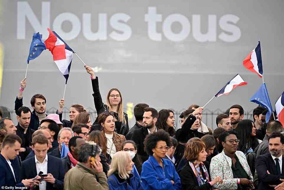 Macron-Anhänger reagieren auf dem Champs de Mars, als sie das Ergebnis der französischen Präsidentschaftswahl erfahren