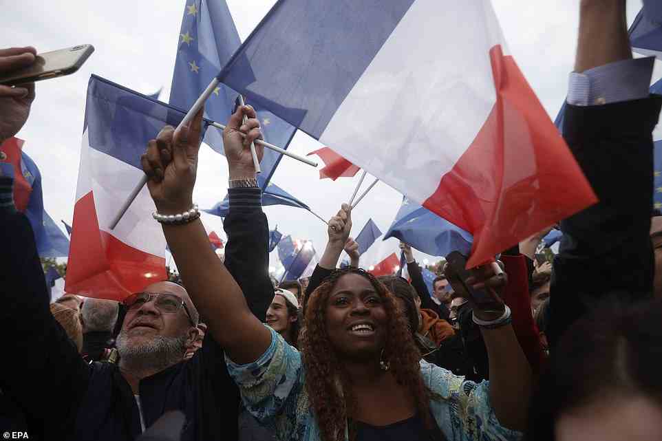Anhänger des französischen Präsidenten und Wiederwahlkandidaten Macron feiern auf dem Champs-de-Mars