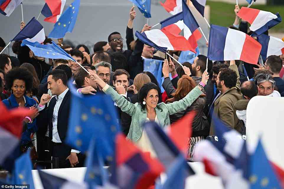 Jubelrufe brachen aus, als die Ergebnisse auf einer riesigen Leinwand im Park Champ de Mars am Fuße des Eiffelturms angezeigt wurden, wo Macron-Anhänger französische und EU-Flaggen schwenkten