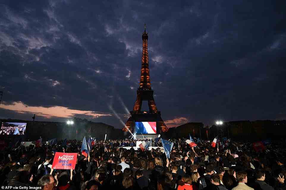 Die Anhänger von Emmanuel Macron feierten am Eiffelturm, während die Unterstützer von Marine Le Pen mit Bestürzung reagierten, als die französische Staatschefin als erste Person seit 20 Jahren wiedergewählt wurde
