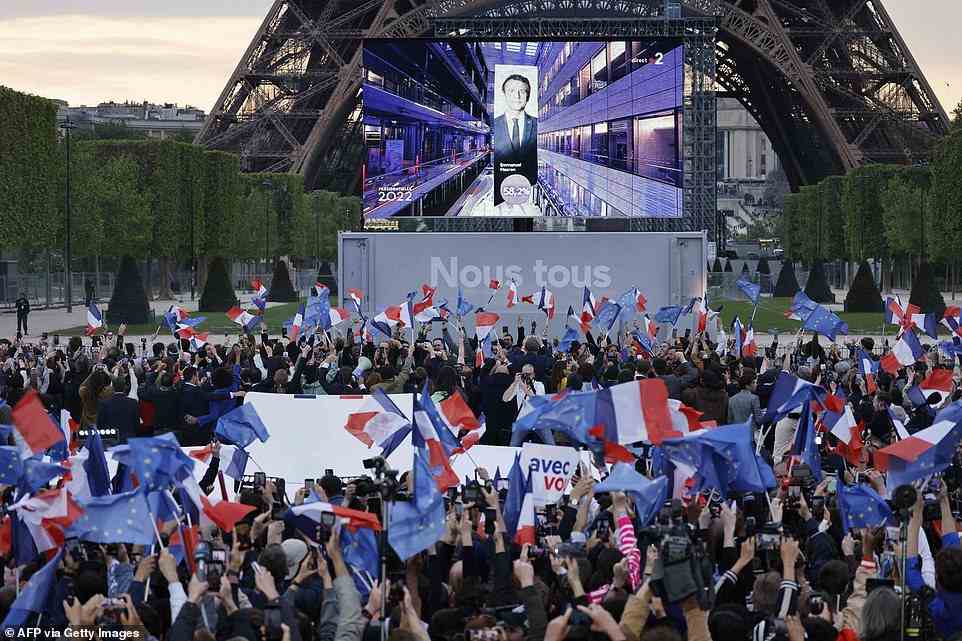 Die Menschen umarmten sich, tanzten und skandierten „Macron!“  und 'Noch fünf Jahre!'