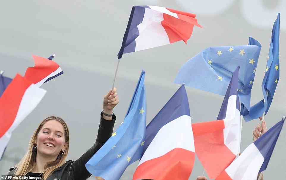 Ein Unterstützer hält nach dem Sieg von Macron eine französische Flagge