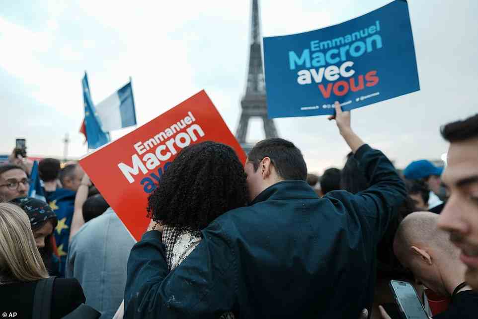 Anhänger des französischen Präsidenten Emmanuel Macron halten Plakate mit der Aufschrift „Emmanuel Macron With You“