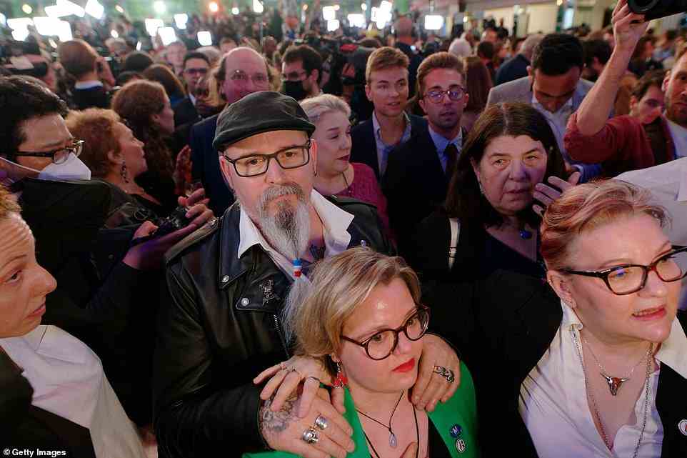 Unterstützer von Marine Le Pen sind geschockt, als Macron die Präsidentschaftswahlen gewinnt