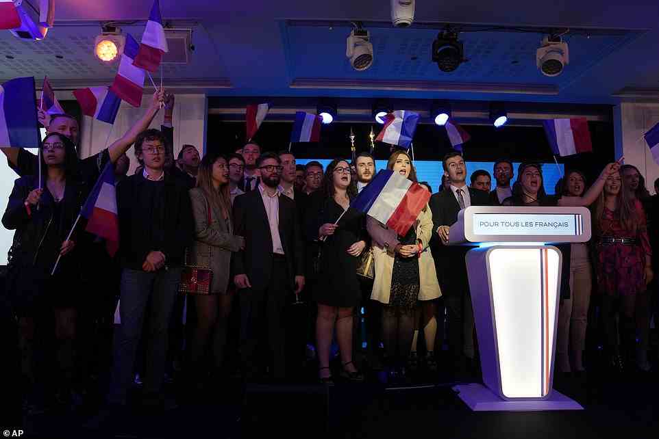 Anhänger des rechtsextremen Führers Le Pen versammeln sich nach den ersten offiziellen Ergebnissen der französischen Präsidentschaftswahlen auf der Bühne