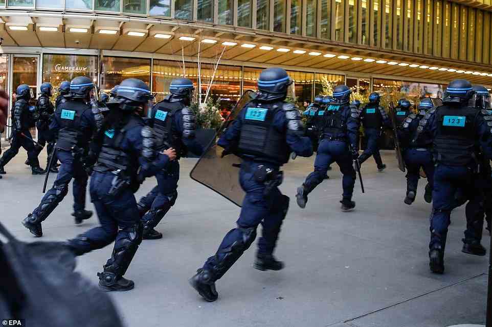 Polizisten rennen auf einen anarchistischen Protest im Einkaufszentrum Les Halles in Paris zu