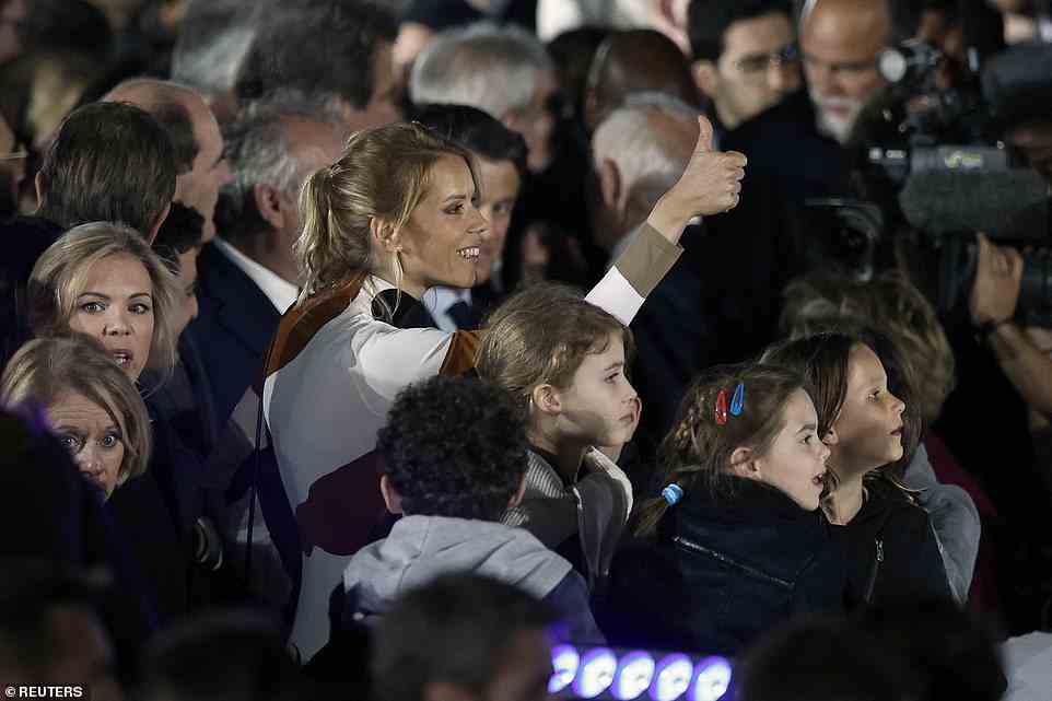 Tiphaine Auziere, Tochter der französischen First Lady Brigitte Macron, und französische Politiker stehen neben der Bühne, bevor Macron eine Rede hält