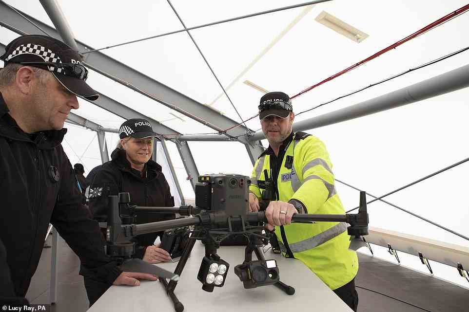 Air-One wird verwendet, um Demonstratorflüge durchzuführen, einschließlich derjenigen, die von der West Midlands Police (im Bild) und Skyfarer durchgeführt werden.  Und am Eröffnungstag wird eine von Malloy Aeronautics entwickelte riesige Drohne in Bettgröße vom Hub aus geflogen – das erste Mal, dass eine Drohne dieser Größe in einer städtischen Umgebung geflogen ist.