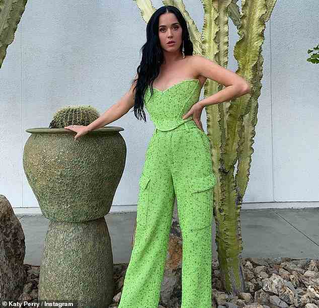 Grün werden: Die Sängerin legte eine Hand auf ihre Hüfte, während sie ihr Outfit zeigte