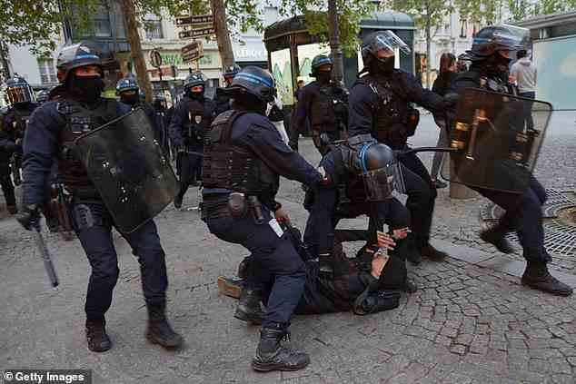 Die Polizei nimmt am Sonntag einen Mann während eines Protestes gegen den Sieg des amtierenden zentristischen Präsidenten Emmanuel Macron gegen die rechtsextreme Rivalin Marine Le Pen fest