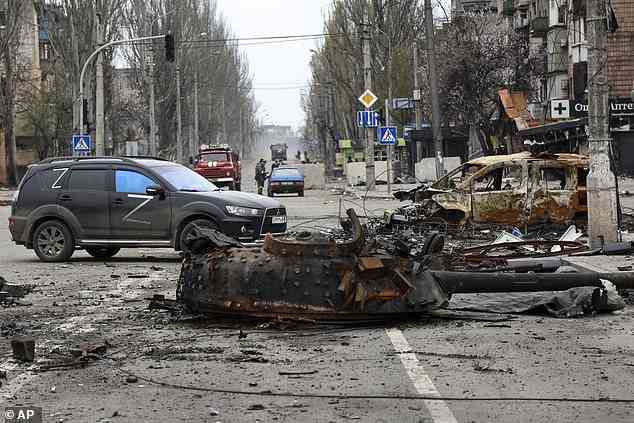 Ein Teil eines zerstörten Panzers und ein ausgebranntes Fahrzeug befinden sich am Samstag in einem von russisch unterstützten Separatisten kontrollierten Gebiet in Mariupol, Ukraine