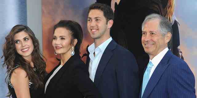Schauspielerin Lynda Carter mit Tochter Jessica Altman, Sohn James Altman und Ehemann Robert A. Altman bei der Premiere von "Wunderfrau" am 25. Mai 2017 in Hollywood, Kalifornien.