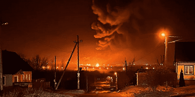 Das russische Katastrophenschutzministerium sagte, das massive Feuer im Depot in der Stadt Brjansk sei über Nacht ausgebrochen.