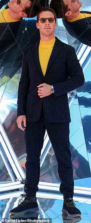 Smart: Der Hauptdarsteller Benedict, 45, entschied sich für einen zitronengelben Stehkragen unter einem Anzug mit Kreidestreifen und sah angemessen adrett aus