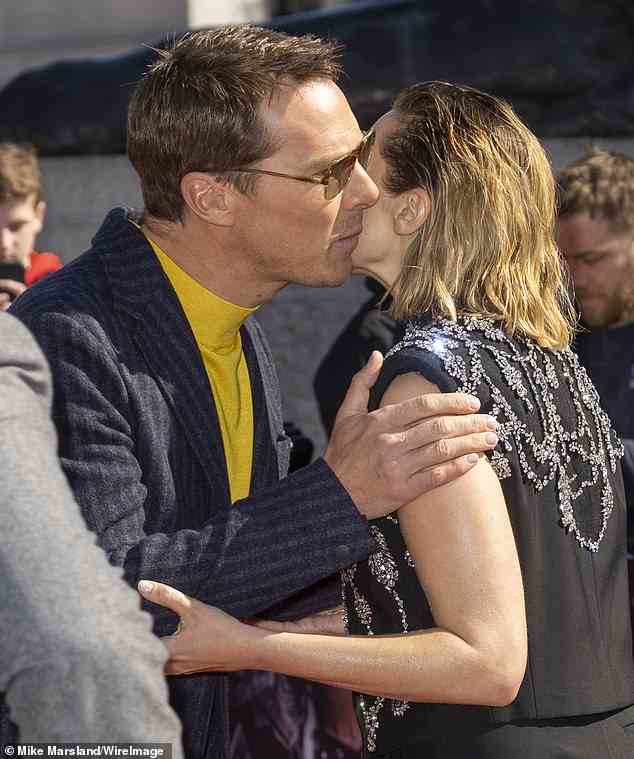 Schließen: Die Hauptstars des Films begrüßten sich mit einem Kuss, als sie bei der Veranstaltung ankamen