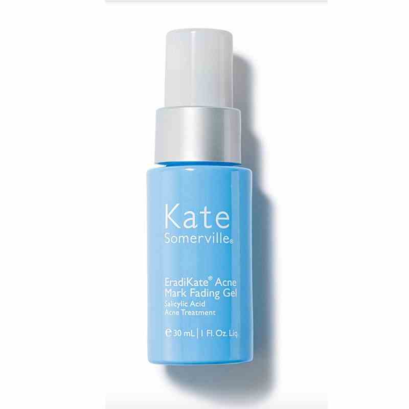 Eine hellblaue Flasche des Kate Somerville EradiKate Acne Mark Fading Gels auf weißem Hintergrund