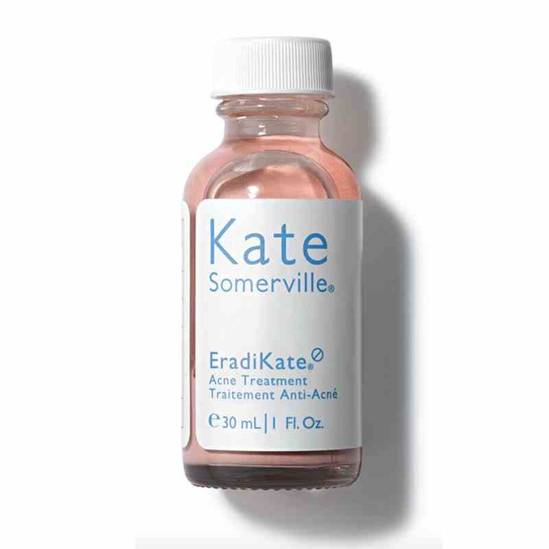 Ein kleines Glasfläschchen der hellrosa Kate Somerville EradiKate Acne Treatment Hautpflegelösung auf weißem Hintergrund