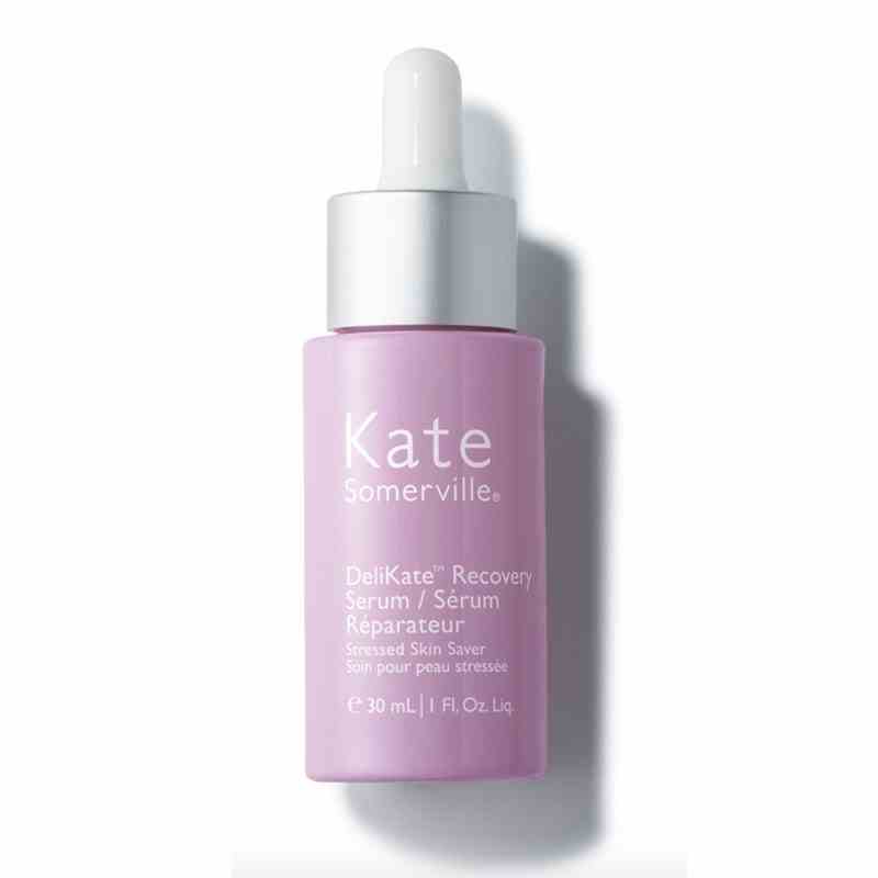 Ein violettes Fläschchen des Kate Somerville DeliKate Recovery Serums auf weißem Hintergrund