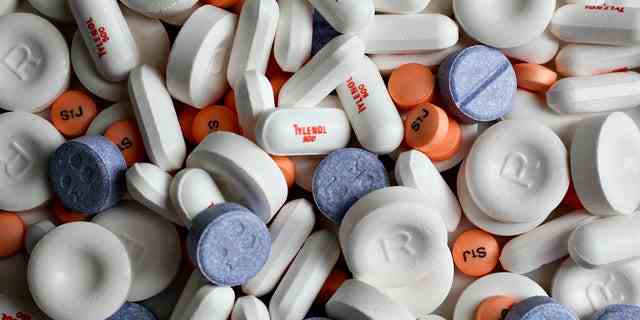 Bilder von Johnson &  Johnson Aspirin-Tabletten, Motrin Junior Strength-Tabletten, Tylenol Extra Strength-Kapseln werden am Freitag, den 15. Januar 2010 in New York, USA, für ein Foto ausgestellt.