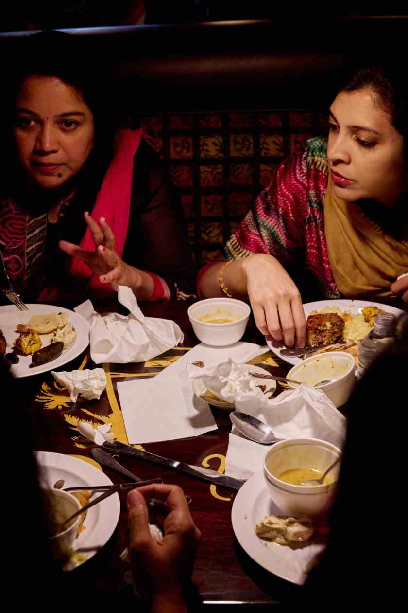 Radhika Nayir und Rexa Raheja brechen ihr Fasten mit dem Iftar-Buffet während des Ramadan im Desert Moon Grill in Anaheim.