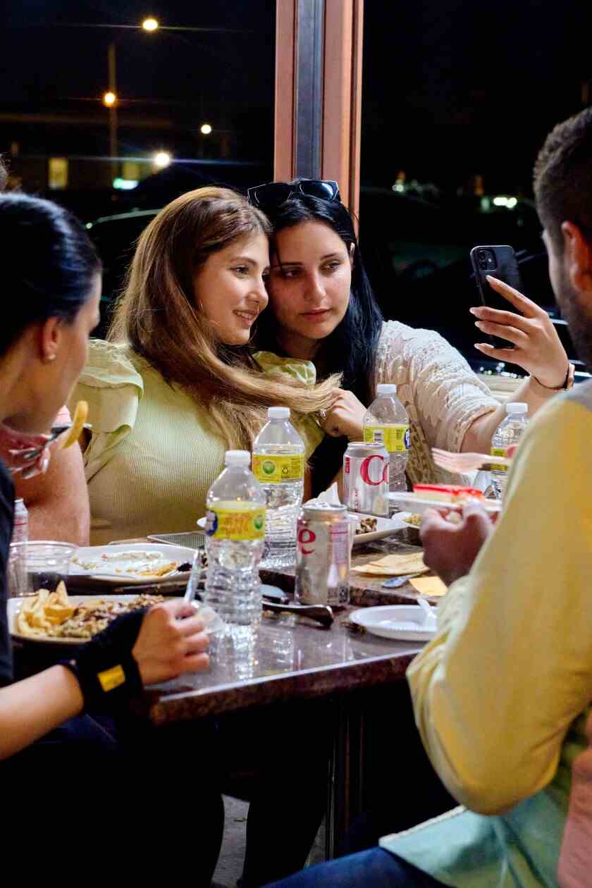 Die Gäste versammelten sich nach ihrem Essen im Little Arabia in Anaheim, Kalifornien,