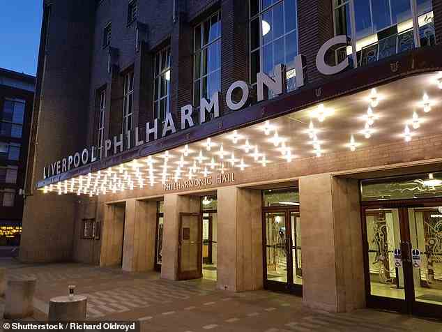 Der Inspektor stellt fest, dass das Hotel nicht weit von der berühmten Liverpool Philharmonic Hall (im Bild) entfernt ist.