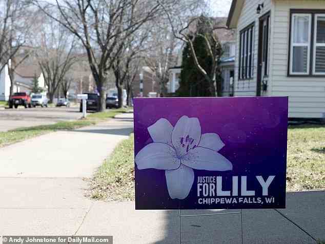 Auf der Straße, in der sie mit ihren Eltern und ihrem Bruder in Chippewa Falls lebte, sind Schilder mit der Aufschrift „Gerechtigkeit für Lily“ zu sehen