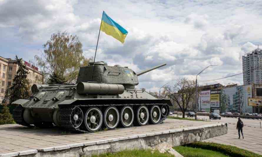 Ein sowjetisches Denkmal für die Panzerdivisionen, die gegen Nazideutschland gekämpft haben, ist mit einer ukrainischen Flagge geschmückt