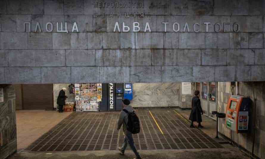 Der Eingang zur U-Bahn-Station Leo Tolstoi-Platz im Zentrum von Kiew