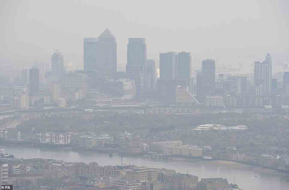 Es überrascht nicht, dass Städte in ganz Großbritannien einige der höchsten Werte der Luftverschmutzung aufweisen.  Im Bild: Smog über Londons Canary Wharf