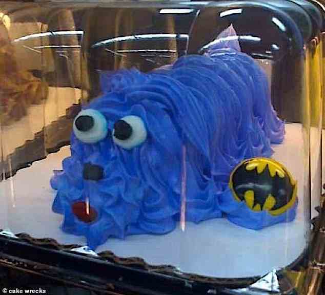 Es ist Fledermaushund!  Ein anderer Kunde, der nach einem Leckerbissen mit Batman-Thema suchte, war überrascht, dieses schmelzende blaue Hündchen in der Bäckerei zu finden