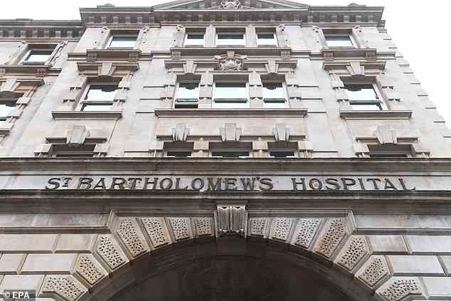 Krankenhäuser, darunter das St. Batholomew’s in London, ermutigen A & E-Patienten immer noch, „niemanden mitzubringen, es sei denn, dies ist absolut notwendig“.
