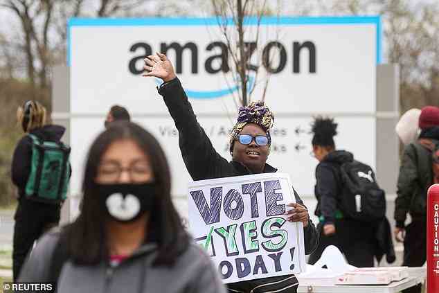 Amazon kämpft gegen den Versuch, sich in seinem Lagerhaus auf Staten Island gewerkschaftlich zu organisieren, wo oben am Montag Organisatoren demonstriert wurden