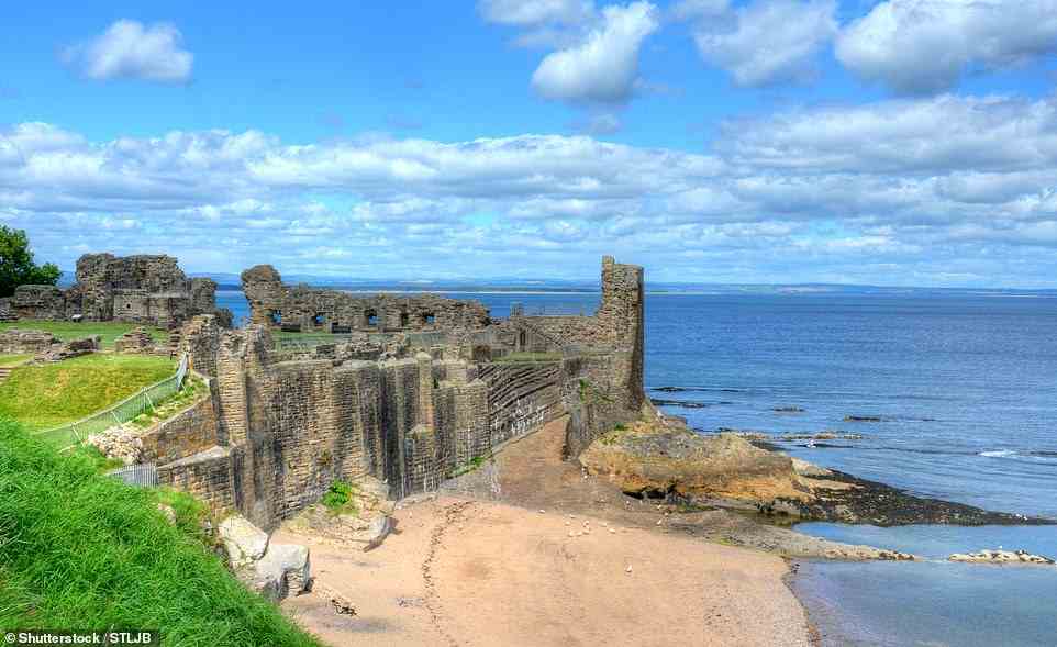 Das drittplatzierte St. Andrews ist mit 84 Prozent die am besten bewertete schottische Küstendestination.  Oben ist St. Andrews Castle