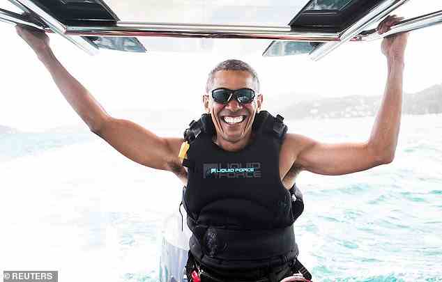 Barack Obama lässt am 7. Februar 2017 beim Jetskifahren auf Necker Island ein breites, zahniges Lächeln aufblitzen