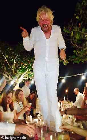 Branson, 71, tanzt auf einem Tisch, während er im Juli 2016 A-List-Freunde auf seinem Inselanwesen empfängt