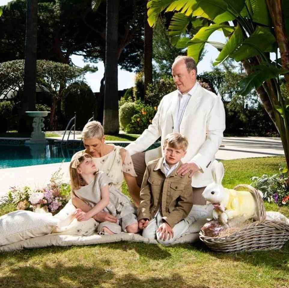 Anfang dieses Monats teilte die Familie ein offizielles Porträt zu Ostern.  Laut einem Experten für Körpersprache wirkte Prinz Albert „angespannt“, als er versuchte, seine Position als „Familienbeschützer“ zu signalisieren.