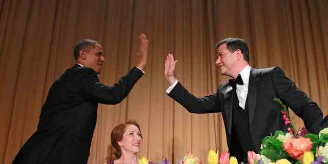 Präsident Barack Obama gibt dem Late-Night-Comic Jimmy Kimmel während des White House Correspondents Dinner, Samstag, 28. April 2012, in Washington ein High-Fives. 