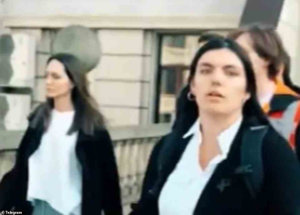 Als Jolie (links) und die Gruppe gefilmt wurden, als sie sich in Sicherheit brachten, drehte sich ein weibliches Mitglied (rechts) zur Kamera und sagte: „Bitte, nicht mehr.“