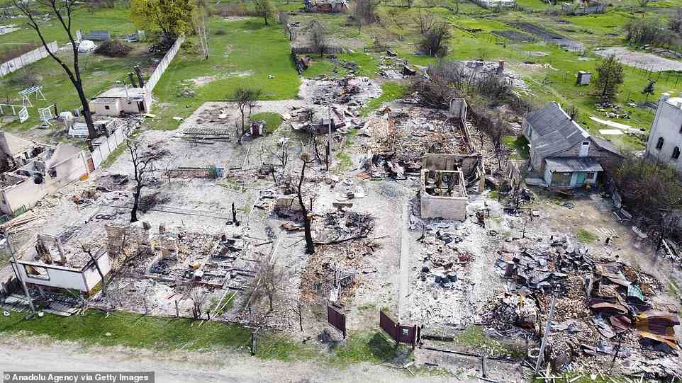 Eine Luftaufnahme des beschädigten Gebiets nach russischen Angriffen im Dorf Moschtschun, Oblast Kiew, Ukraine am 29. April 2022. Das Dorf Moschun wurde zu einem der Orte, an denen es in den ersten Tagen der Angriffe zwischen Russland und der Ukraine zu Zusammenstößen kam