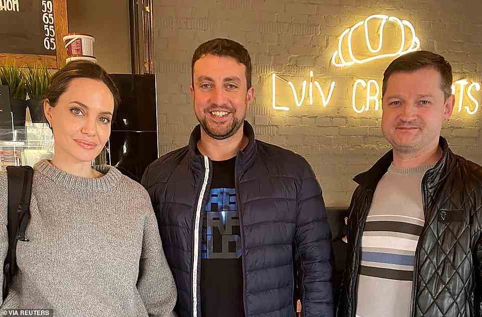 Jolie posiert mit Andriy Galickiy, dem Gründer von Lviv Croissants, während ihres Besuchs in Lemberg