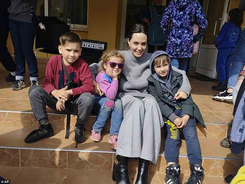 Der UNHCR-Botschafter des guten Willens posierte auch für ein Foto mit Kindern in Lemberg