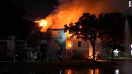 Ein Feuer hat am Samstag in Orange County, Florida, einen Wohnkomplex zerstört.