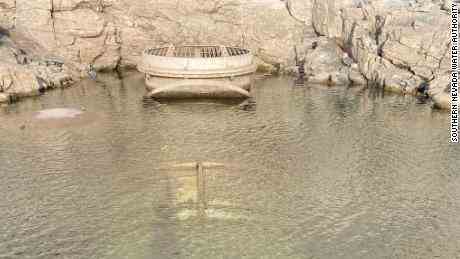 Lake Mead stürzt auf ein beispielloses Tief ab, wodurch das ursprüngliche Wassereinlassventil von 1971 freigelegt wird